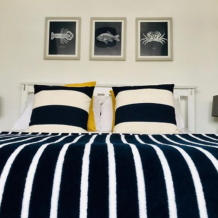 Nancie'S Place - Dartmouth Town Center With Private Parking - A Traditional Georgian Private Duplex Apartment - Beautifully Refurbished - Two Bedrooms, Bathroom, Kitchen And Lounge Diner Esterno foto
