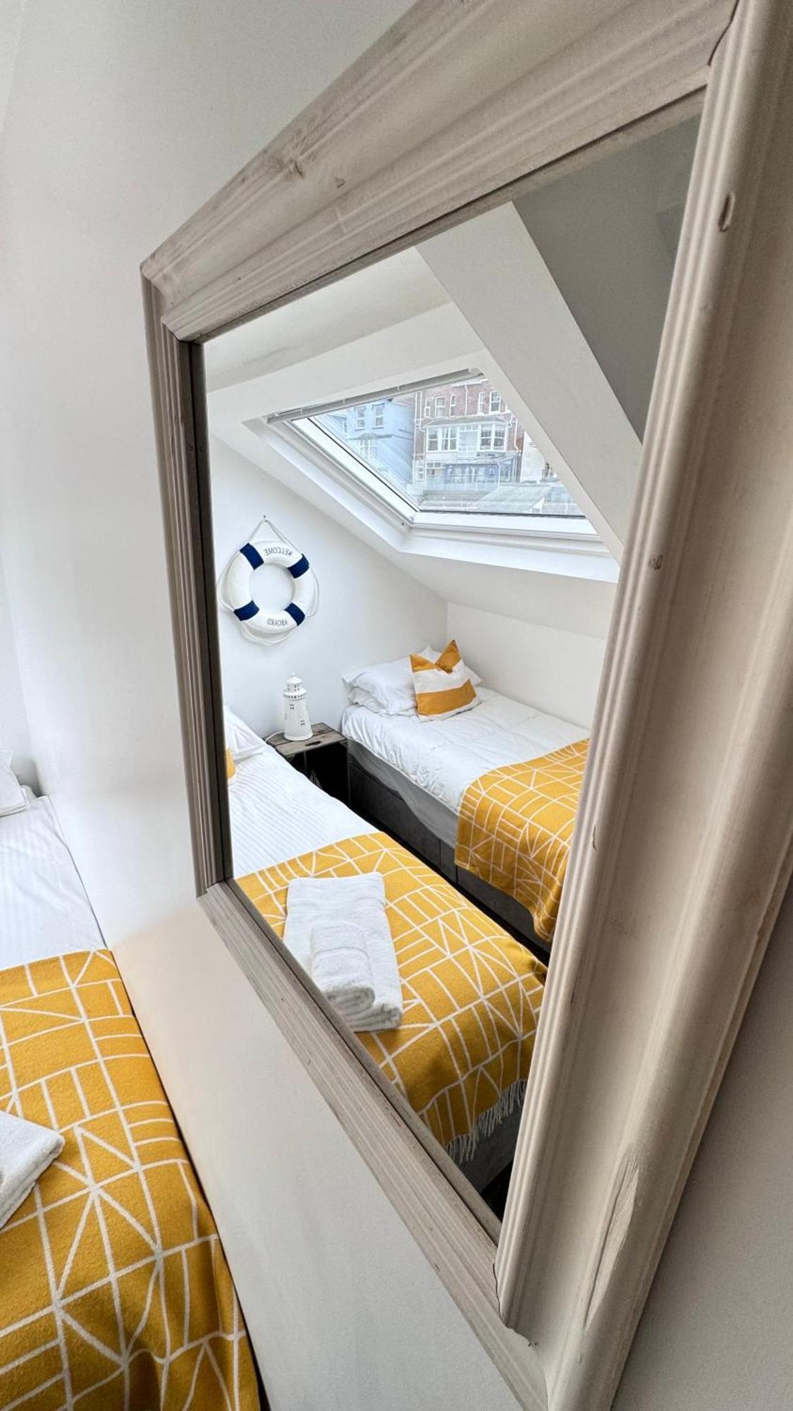 Nancie'S Place - Dartmouth Town Center With Private Parking - A Traditional Georgian Private Duplex Apartment - Beautifully Refurbished - Two Bedrooms, Bathroom, Kitchen And Lounge Diner Esterno foto