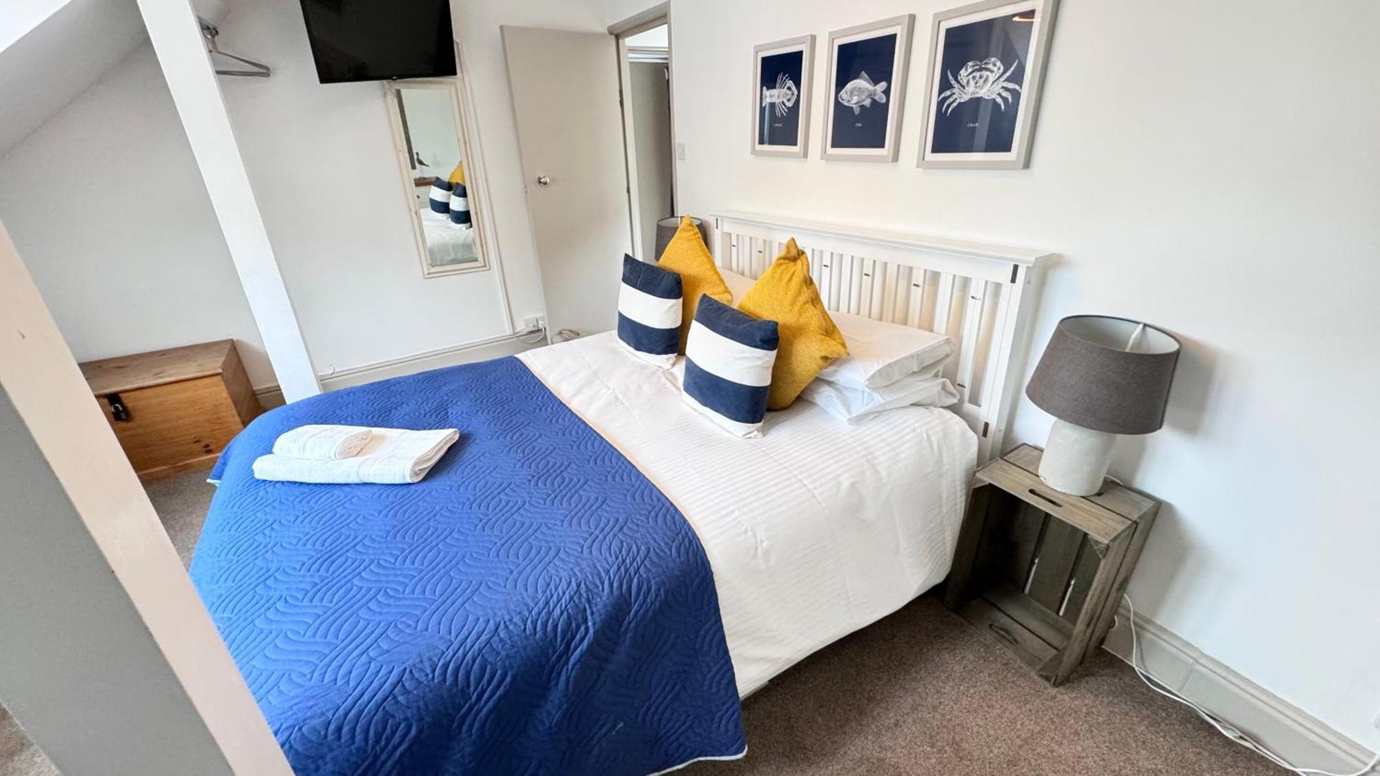 Nancie'S Place - Dartmouth Town Center With Private Parking - A Traditional Georgian Private Duplex Apartment - Beautifully Refurbished - Two Bedrooms, Bathroom, Kitchen And Lounge Diner Esterno foto