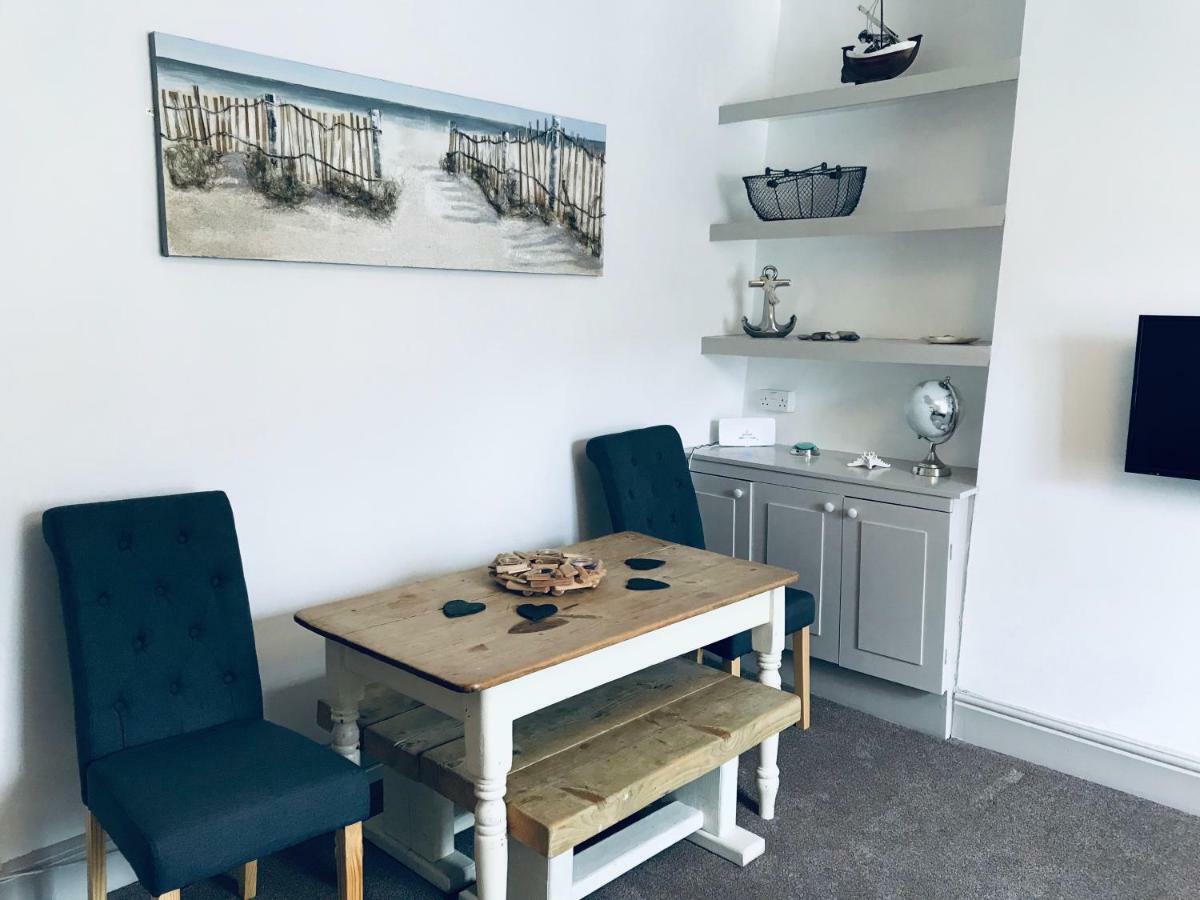 Nancie'S Place - Dartmouth Town Center With Private Parking - A Traditional Georgian Private Duplex Apartment - Beautifully Refurbished - Two Bedrooms, Bathroom, Kitchen And Lounge Diner Esterno foto