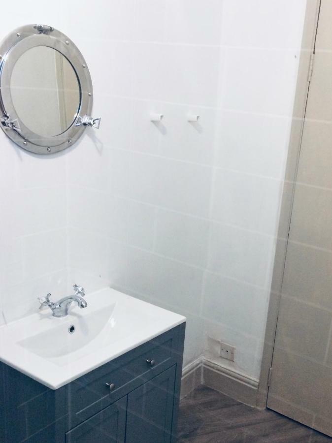 Nancie'S Place - Dartmouth Town Center With Private Parking - A Traditional Georgian Private Duplex Apartment - Beautifully Refurbished - Two Bedrooms, Bathroom, Kitchen And Lounge Diner Esterno foto